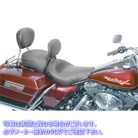 取寄せ 取り外し可能なバックレストを備えたワイドスタイルのソロシート マスタング Wide Solo Seat - With Backrest - Black - Studded W/Concho - Road King '97-'07 79102 08050030