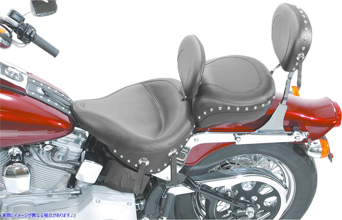 取寄せ 取り外し可能なバックレストを備えたワイドスタイルのソロシート マスタング Wide Solo Seat - With Backrest - Black - Studded w /Concho - FLST/FXST '00-'06 79120 DS900233